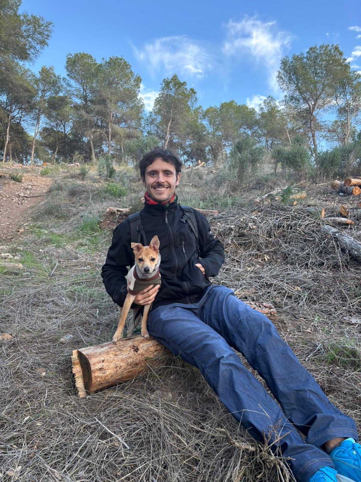 Antonio con Felipe sentados en un tronco en el campo