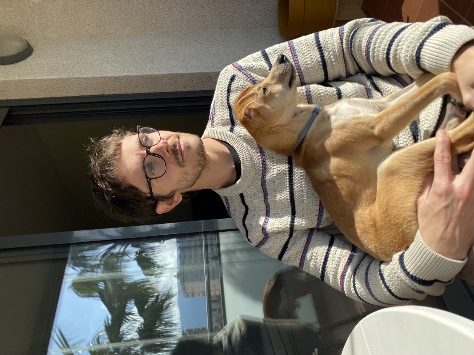 Antonio con Felipe en brazos en una terraza